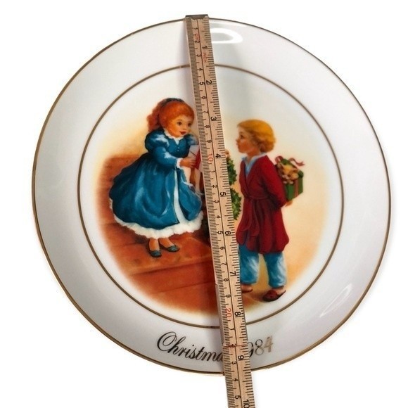 1984 Avon Christmas Memories Series Plate "Celebrating the Joy of Giving" - Picture 3 of 5